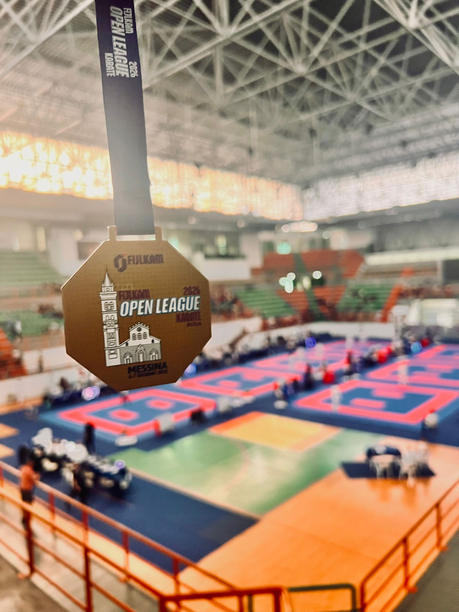 Open League FIJLKAM a Messina, Isabella Vigevani oro e Fabio Venosta 11° posto 1 Medaglia Open League FIJLKAM con palestra di Messina sullo sfondo