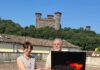 Eugenio Mombelli dona opera d’arte al Comune di Montichiari con sfondo castello.