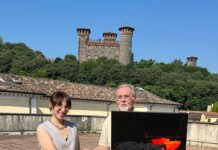 Eugenio Mombelli dona opera d’arte al Comune di Montichiari con sfondo castello.