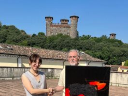 Eugenio Mombelli dona opera d’arte al Comune di Montichiari con sfondo castello.