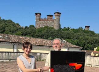 Eugenio Mombelli dona opera d’arte al Comune di Montichiari con sfondo castello.