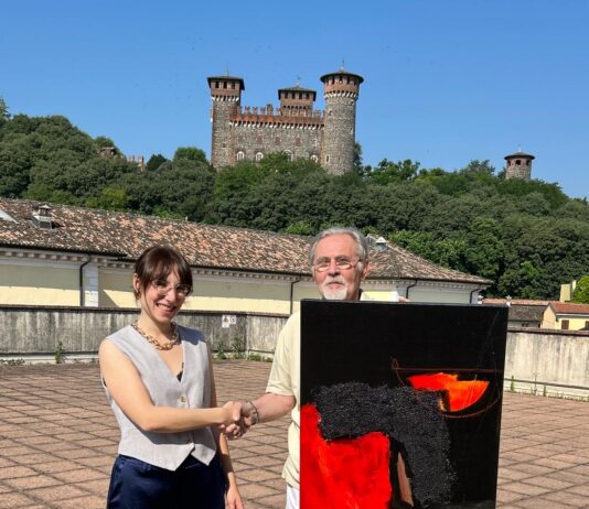 Eugenio Mombelli dona opera d’arte al Comune di Montichiari con sfondo castello.