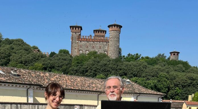 Montichiari, Eugenio Mombelli dona opera d’arte al Comune nel progetto 205 opere Eugenio Mombelli dona opera d’arte al Comune di Montichiari con sfondo castello.