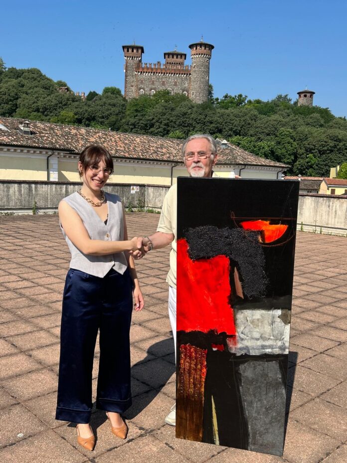 Eugenio Mombelli dona opera d’arte al Comune di Montichiari con sfondo castello.