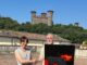 Eugenio Mombelli dona opera d’arte al Comune di Montichiari con sfondo castello.