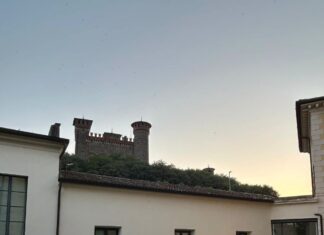 Presentazione romanzo Montichiari nel cortile della Biblioteca comunale.