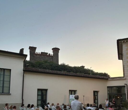 Presentazione romanzo Montichiari nel cortile della Biblioteca comunale.