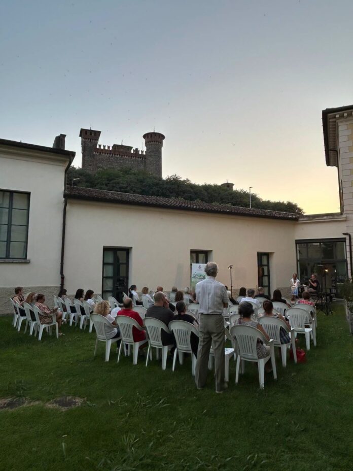 Presentazione romanzo Montichiari nel cortile della Biblioteca comunale.