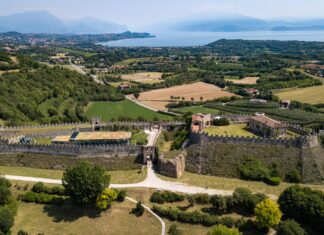 Lonato, apre l’asilo nido comunale Don Giorgio Tosi: gestione affidata a La Sorgente La Rocca di Lonato del Garda, sede della rappresentazione di Rigoletto