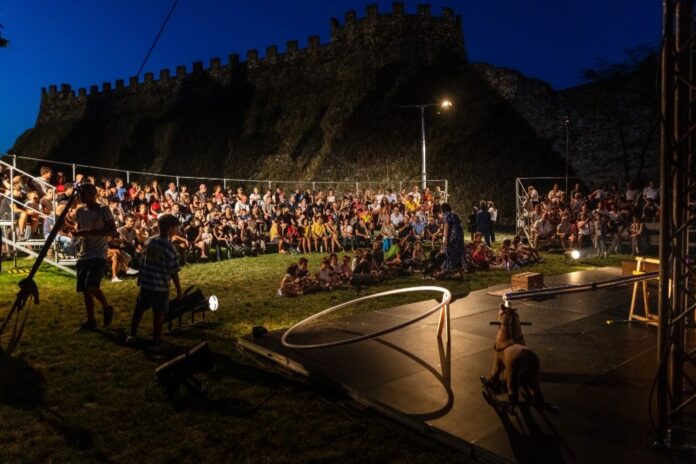 Veduta aerea della Rocca di Lonato del Garda, sede di molti eventi estivi