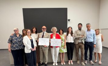 Desenzano del Garda, ASST Garda e Visit Desenzano lanciano il progetto Salute e Turismo 2026 Rappresentanti di ASST Garda e Visit Desenzano con certificati progetto Salute 2026