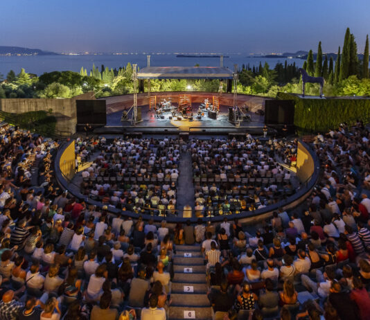 Anfiteatro del Vittoriale illuminato durante un concerto a Gardone Riviera