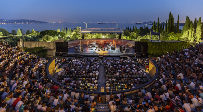 Eventi sul Garda dal 13 al 16 luglio 2026: musica, libri, cinema e spettacoli Anfiteatro del Vittoriale illuminato durante un concerto a Gardone Riviera