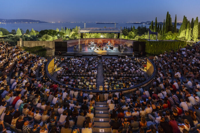 Anfiteatro del Vittoriale illuminato durante un concerto a Gardone Riviera