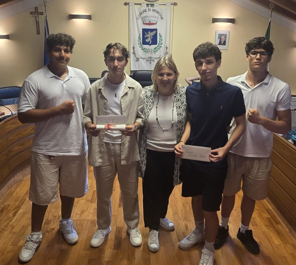 Borse di studio al merito scolastico a Sirmione: premiati 37 giovani 1 consegna borse studio 1a