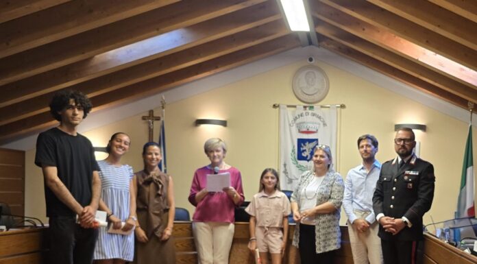 Borse di studio al merito scolastico a Sirmione: premiati 37 giovani consegna borse studio 2
