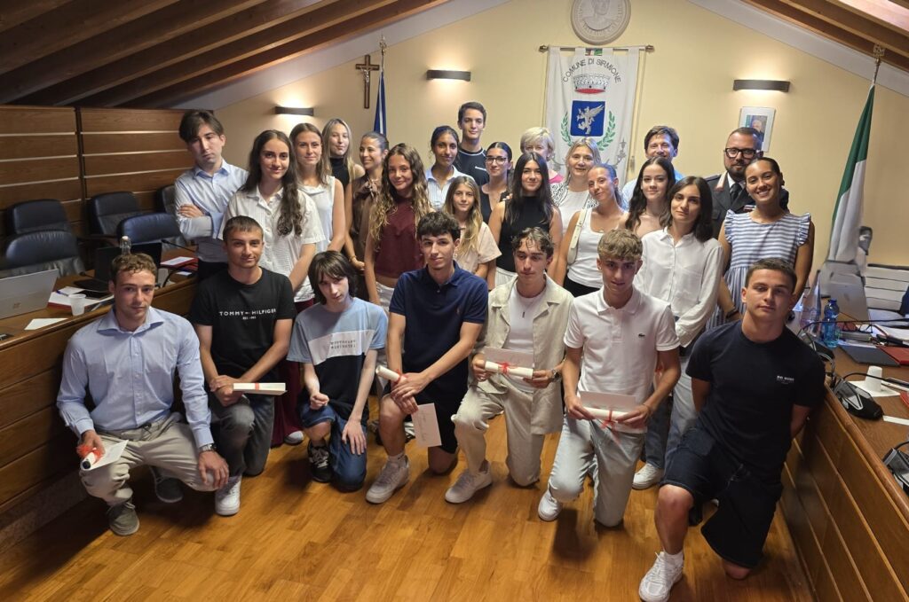 Borse di studio al merito scolastico a Sirmione: premiati 37 giovani 2 consegna borse studio 3