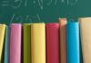 Contributo libri di testo 2026/2027 a Lazise: fondo da 30 mila euro Libri scolastici davanti a una lavagna