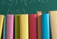 Libri scolastici davanti a una lavagna