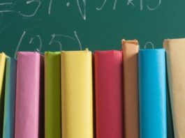 Libri scolastici davanti a una lavagna