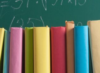 Contributo libri di testo 2026/2027 a Lazise: fondo da 30 mila euro Libri scolastici davanti a una lavagna
