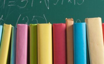 Libri scolastici davanti a una lavagna
