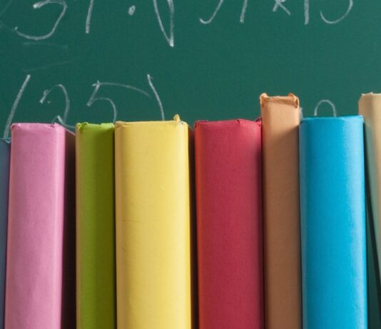 Libri scolastici davanti a una lavagna