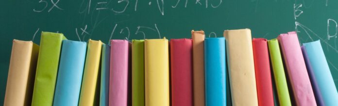 Libri scolastici davanti a una lavagna