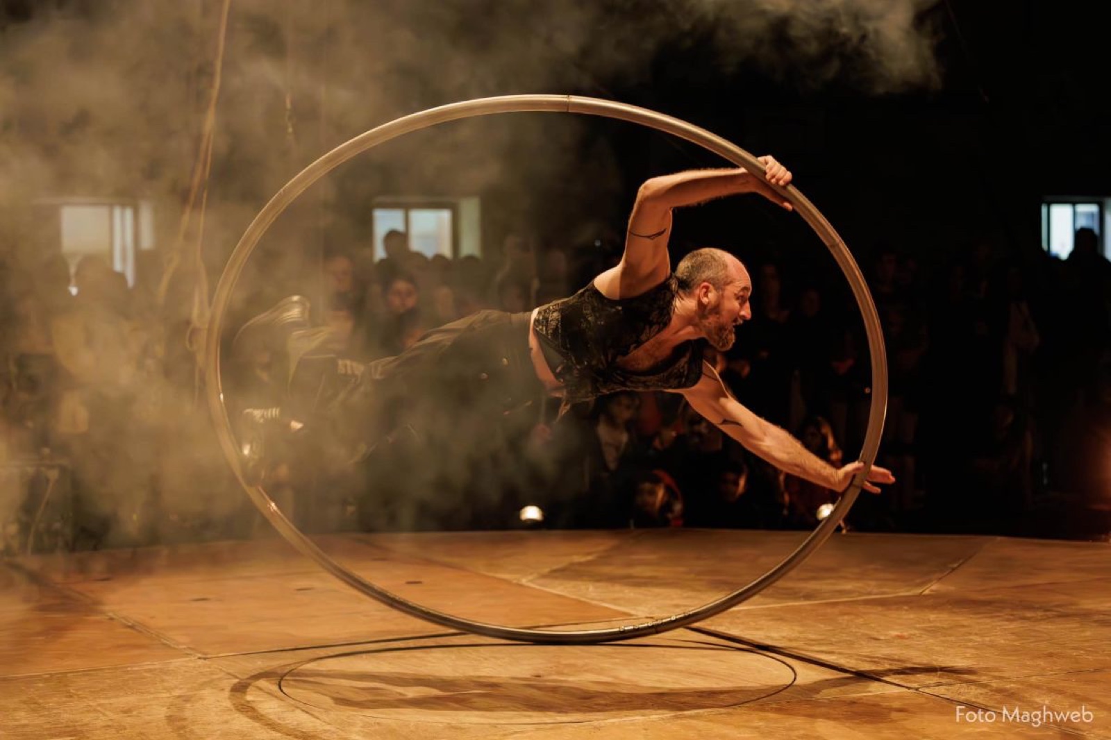 Un artista del Duo Kaos nello spettacolo Time to Loop