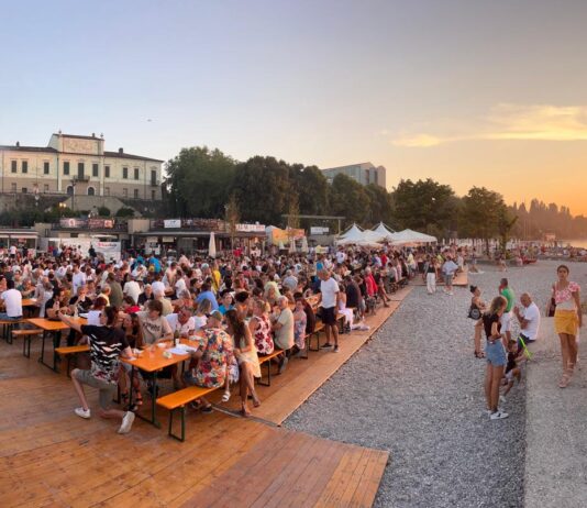 Il pubblico alla Festa del Lago e dell'Ospite nell'edizione 2025 a Rivoltella