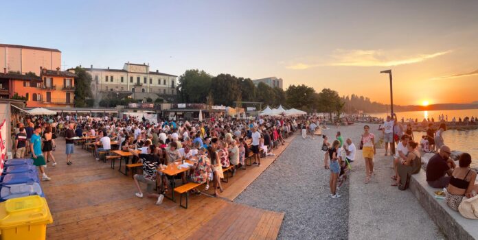 Il pubblico alla Festa del Lago e dell'Ospite nell'edizione 2025 a Rivoltella
