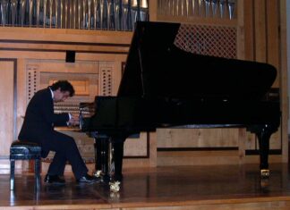 Scaramouche apre Suoni dal Mondo a Castiglione delle Stiviere Giampaolo Stuani al pianoforte