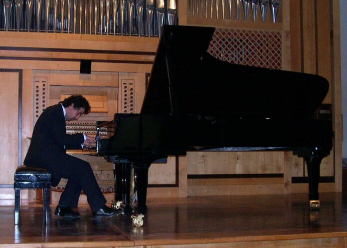 Giampaolo Stuani al pianoforte