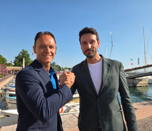 Veduta del porto e municipio di Bardolino sul Lago di Garda per la candidatura a Capitale della Cultura 2029