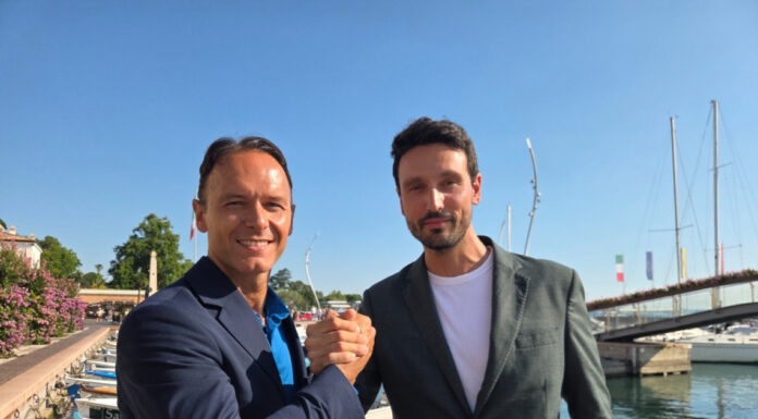 Veduta del porto e municipio di Bardolino sul Lago di Garda per la candidatura a Capitale della Cultura 2029