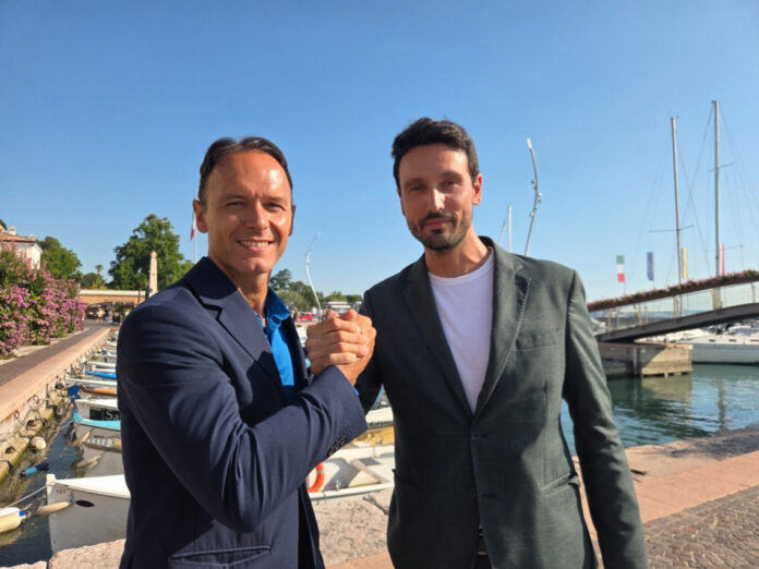 Veduta del porto e municipio di Bardolino sul Lago di Garda per la candidatura a Capitale della Cultura 2029