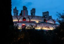 Notturnale 2026 al Vittoriale: visite serali e Mausoleo illuminato Mausoleo del Vittoriale illuminato durante una visita serale
