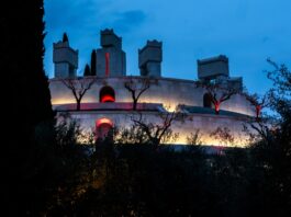 Eventi sul Garda nel weekend dal 14 al 16 agosto 2026: gli appuntamenti Mausoleo del Vittoriale illuminato durante una visita serale