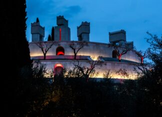 Notturnale 2026 al Vittoriale: visite serali e Mausoleo illuminato Mausoleo del Vittoriale illuminato durante una visita serale