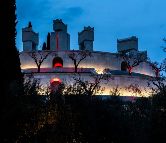 Mausoleo del Vittoriale illuminato durante una visita serale