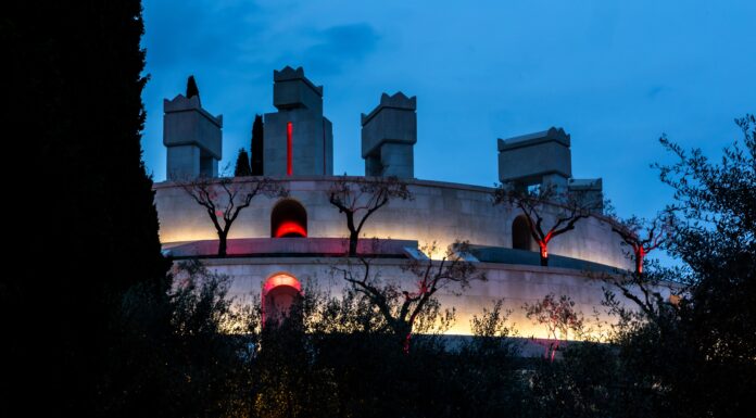 Notturnale 2026 al Vittoriale: visite serali e Mausoleo illuminato Mausoleo del Vittoriale illuminato durante una visita serale
