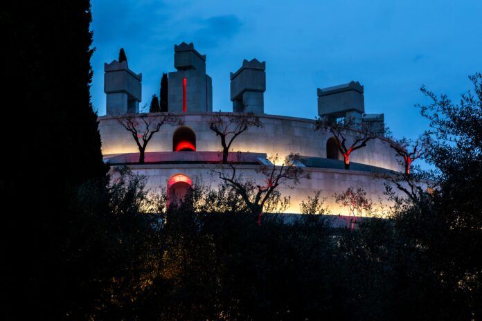 Mausoleo del Vittoriale illuminato durante una visita serale