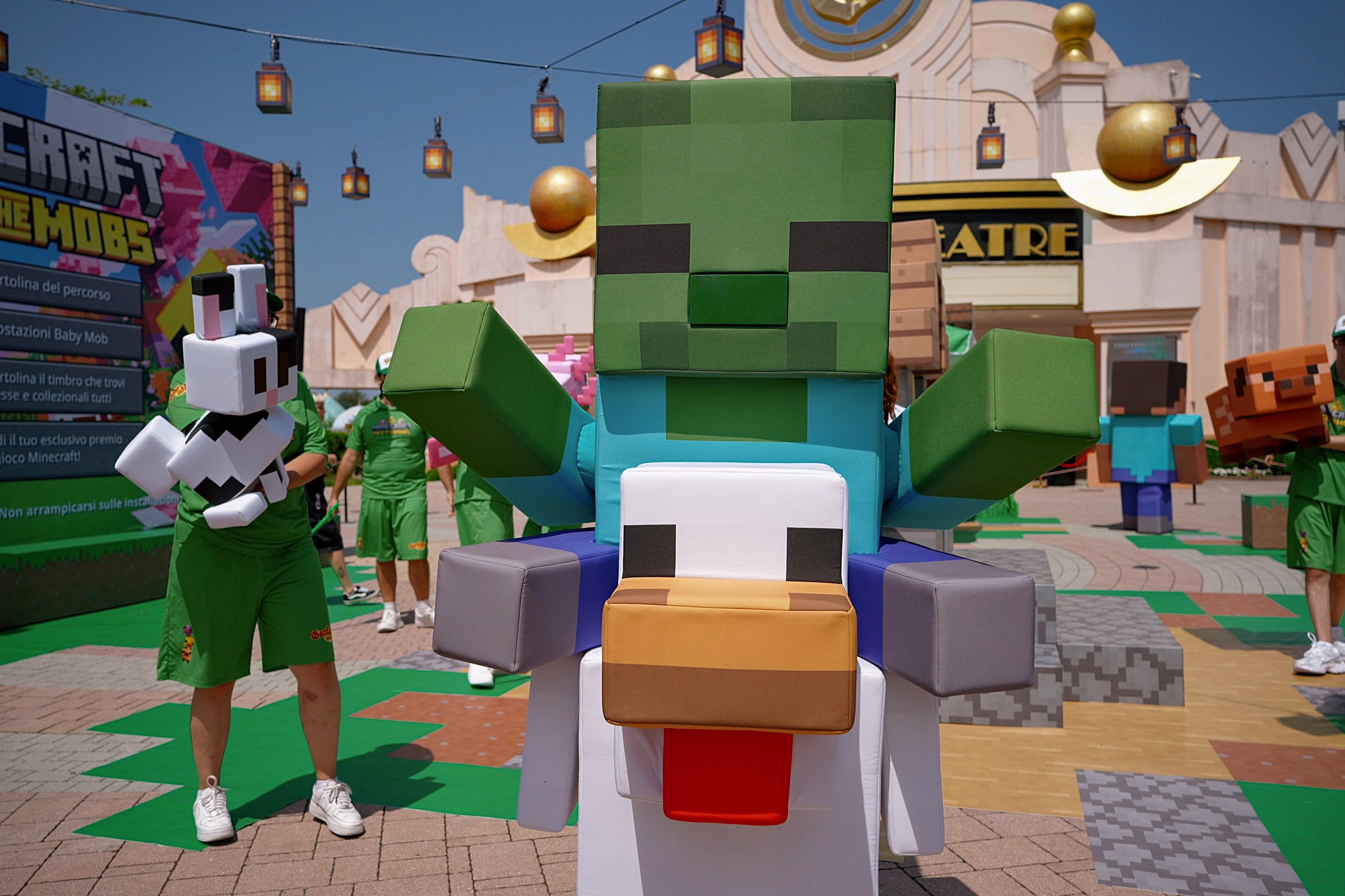 Minecraft Meet The Mobs a Gardaland: esperienza dal vivo fino al 28 agosto 1 Steve e i visitatori nell'area Minecraft di Gardaland