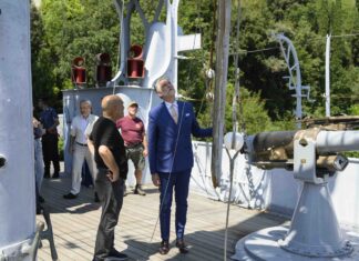 Il ministro Alessandro Giuli durante il sopralluogo al Vittoriale