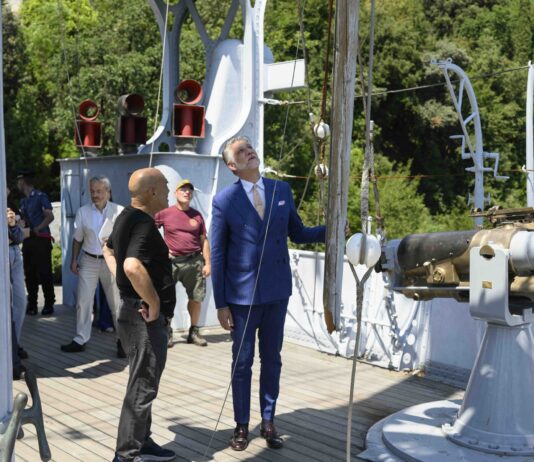 Il ministro Alessandro Giuli durante il sopralluogo al Vittoriale