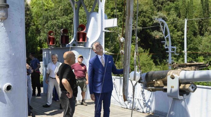 Ministro Giuli al Vittoriale dopo la tempesta: sopralluogo sui danni Il ministro Alessandro Giuli durante il sopralluogo al Vittoriale