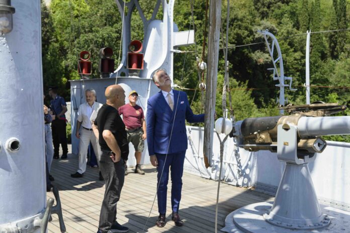 Il ministro Alessandro Giuli durante il sopralluogo al Vittoriale