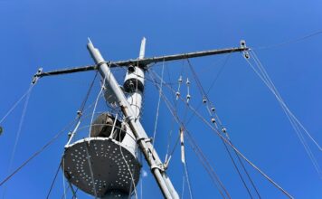 Tempesta al Vittoriale, spezzato l’albero maestro della Nave Puglia Il pennone e il sartiame della Nave Puglia dopo il danno causato dalla tempesta
