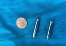 Desenzano, primo impianto in Italia di pacemaker bicamerale senza fili all’ASST Garda Pacemaker bicamerale senza fili accanto a moneta per dimensione a Desenzano.