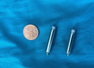 Desenzano, primo impianto in Italia di pacemaker bicamerale senza fili all’ASST Garda Pacemaker bicamerale senza fili accanto a moneta per dimensione a Desenzano.
